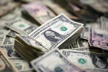 $ 130 млн від НБУ: в касах українських банків з’явилися готівкові долари