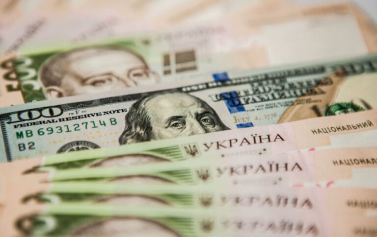 Валютні перегони: міжбанк відкрився стрімким зростанням долара і євро