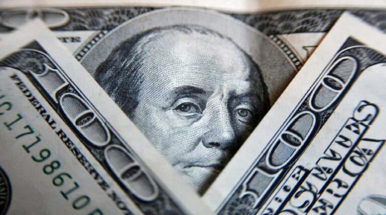 Долар і євро відчайдушно атакують гривню на міжбанку: свіжі цифри