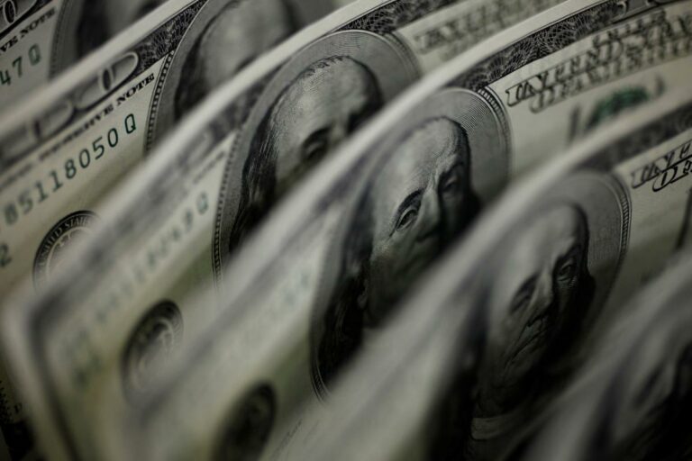 Закриття міжбанку: долар відступає, євро зазнає серйозних втрат