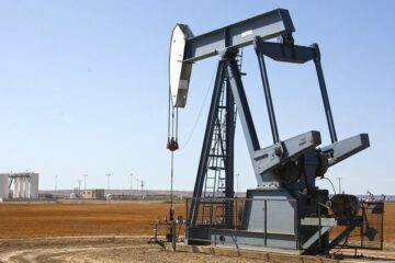 Цены на нефть робко ползут вверх, американцы приостанавливают добычу