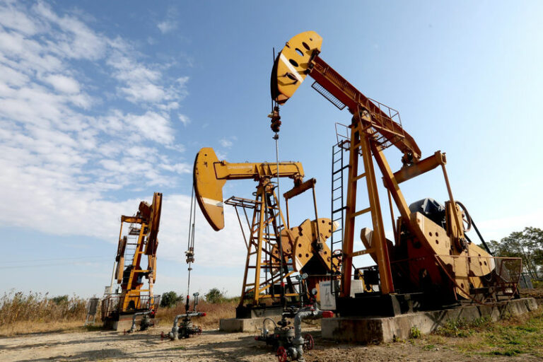 Нафта дорожчає: вартість Brent наближається до $35, ф’ючерси на WTI «зірвалися з ланцюга»