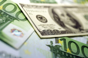Долар і євро продовжують «сипатися» на міжбанку: свіжий курс