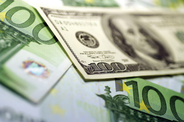 Долар і євро продовжують «сипатися» на міжбанку: свіжий курс