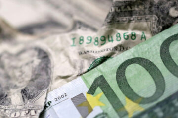 Закриття міжбанку: долар і євро стрімко втрачають вагу перед вихідними