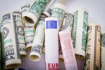 Закриття міжбанку: долар видихався після ранкового зростання, євро «повзе» вгору