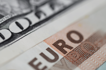 Закриття міжбанку: євро пішов ва-банк, долар понесло вгору