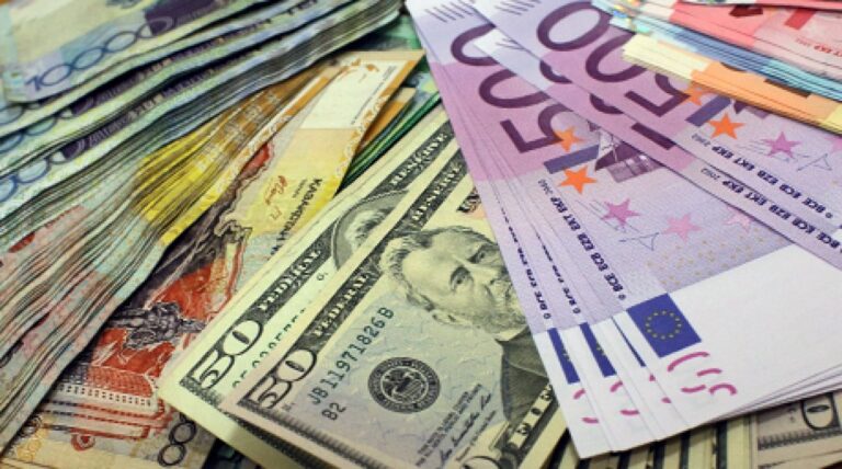 Долар і євро на міжбанку «дружно» покотилися вниз: свіжий курс