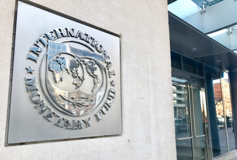 Украинцам показали текст меморандума с МВФ: основные «маяки»