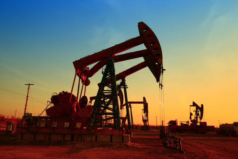Ціни на нафту рвуться вгору: вартість WTI досягла психологічної позначки