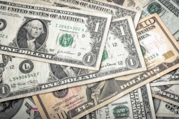Открытие межбанка: доллар изменил тактику после вчерашнего падения