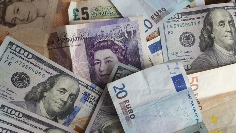 Більше продавали чи купували: що робили українці з валютою в травні