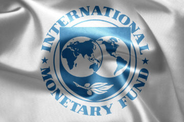 У доларах, євро, ієнах, фунтах і юанях: Україна отримала перший транш від МВФ