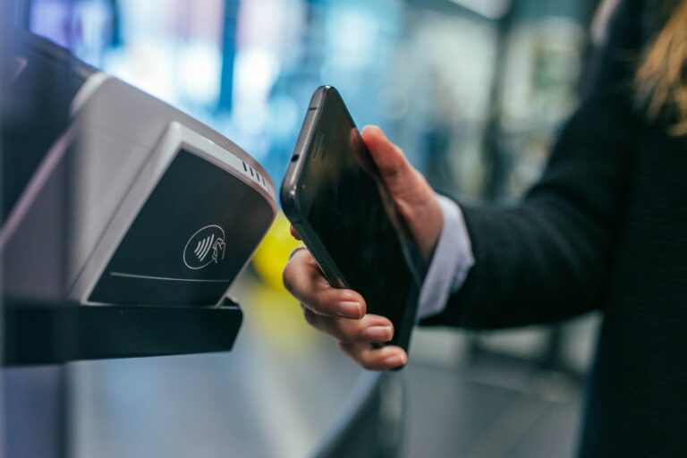 Чи відмовиться Україна від готівки в найближчі 3 роки: прогноз