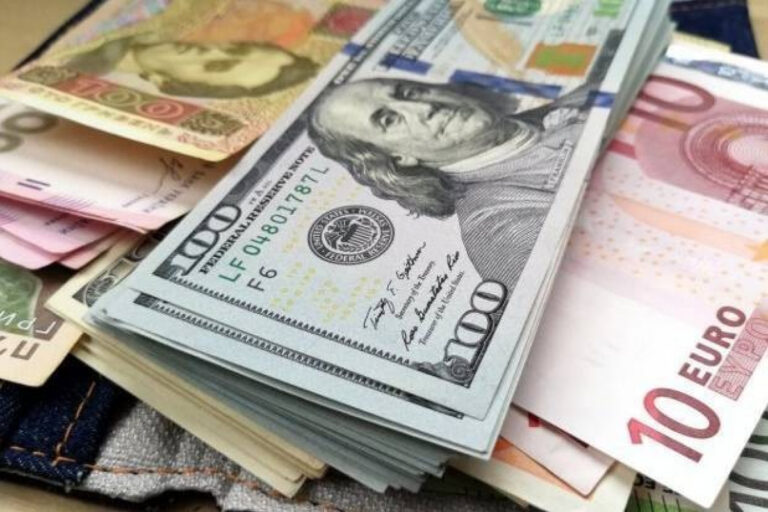 Закриття міжбанку: долар впевнено набирає вагу, євро наближається до позначки «32»