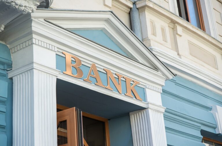 Провідні банки світу заговорили про швидке падіння долара: прогнози