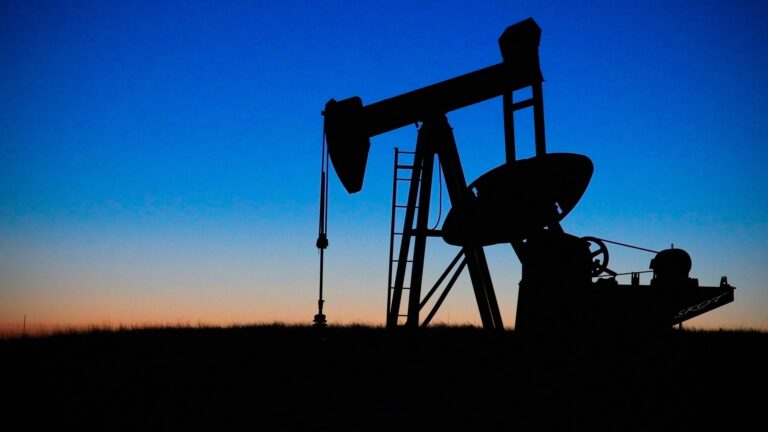 Информация о новой вакцине от COVID-19 взвинтила цены на нефть: данные торгов