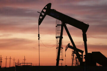 Рынок нефти отреагировал на новости из США: WTI дешевеет, Brent держится выше $43