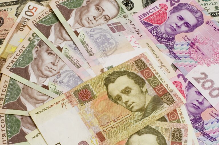 Полностью отказаться от наличных Украина пока не может: в Ощадбанке назвали причину