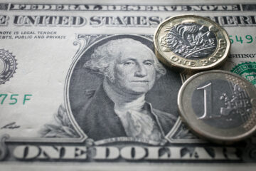 Долар і євро зменшили оберти на міжбанку, але продовжують тиснути на гривню: свіжий курс