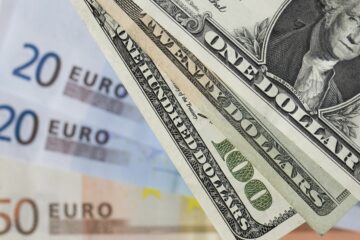 Открытие межбанка: доллар отступил, евро добрался до отметки 33,00 грн/€