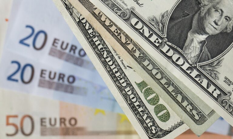 Ралі долара та євро на міжбанку змінилося синхронним падінням: свіжий курс