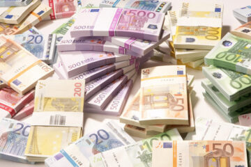 Відкриття міжбанку: євро пробив позначку «32», долар застиг на місці