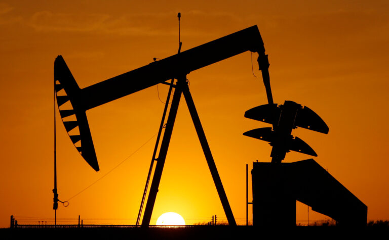 Рынок нефти ожил: цены на Brent и WTI резко устремились вверх