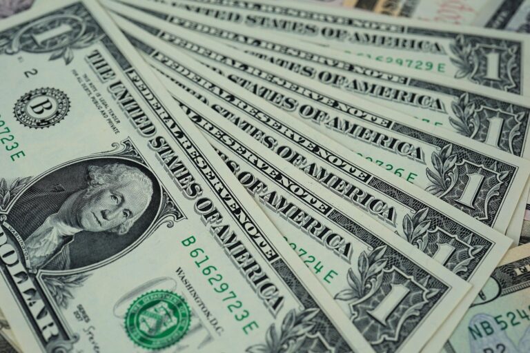 Закриття міжбанку: долар недорахувався 13 копійок, у євро теж не все гаразд
