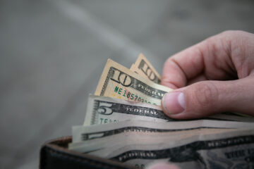Доллар и евро сбавили обороты на межбанке, но «американец» пытается укрепиться: свежий курс