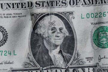 Доллар обновил новые минимумы: эксперты бьют тревогу