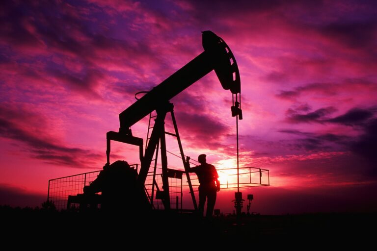 Нафта дорожчає. Експерти вважають, що не за горами ривок до $53 за барель