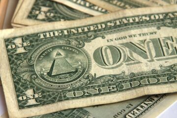 Падение доллара на межбанке ускорилось: свежий курс