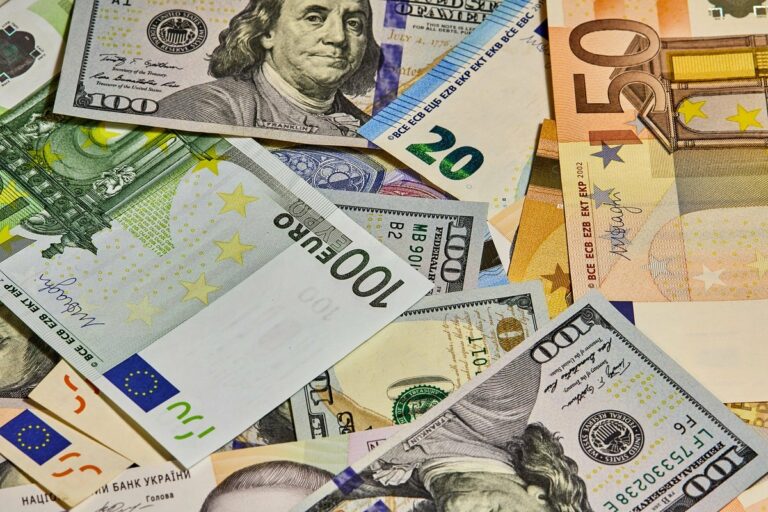 Євро впав на відкритті міжбанку, долар взяв паузу: свіжий курс