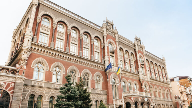 Довгі вихідні: всі українські банки закриваються на три дні