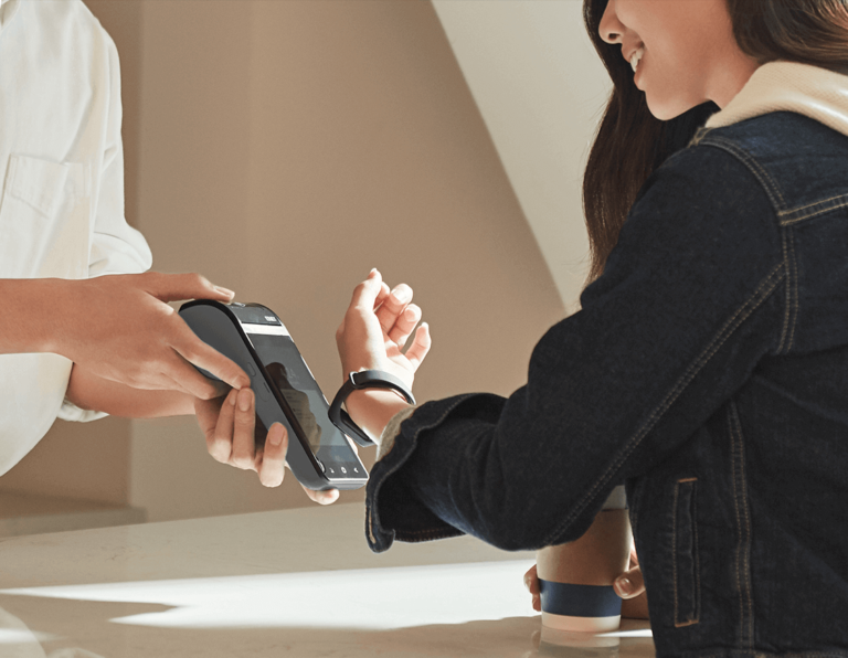Клиенты 10 украинских банков смогут оплачивать покупки с помощью Mi Smart Band 4 NFC