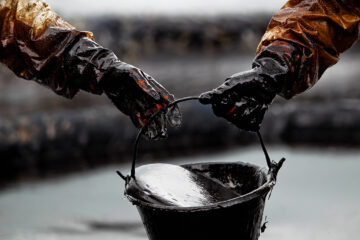Ситуация на рынке нефти резко изменилась: сколько теперь стоят Brent и WTI
