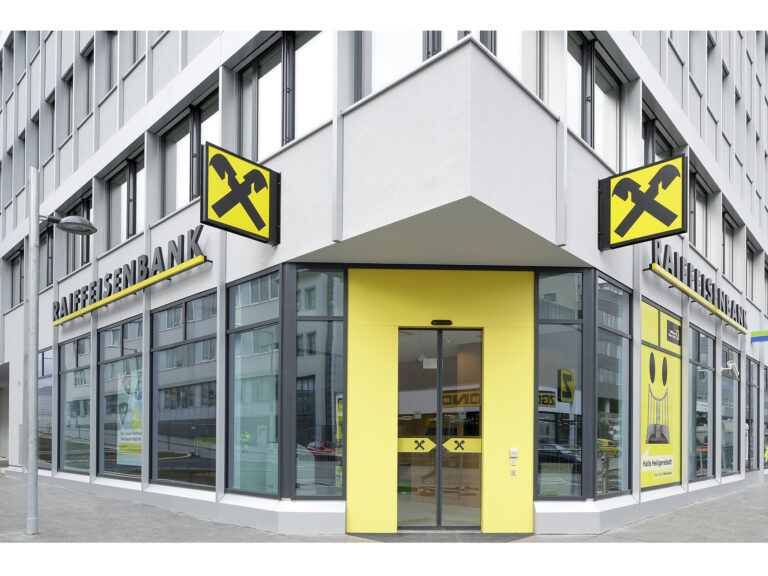 Роздрібний бізнес Raiffeisen Bank Aval «віддали» 40-річному фахівцеві з Польщі