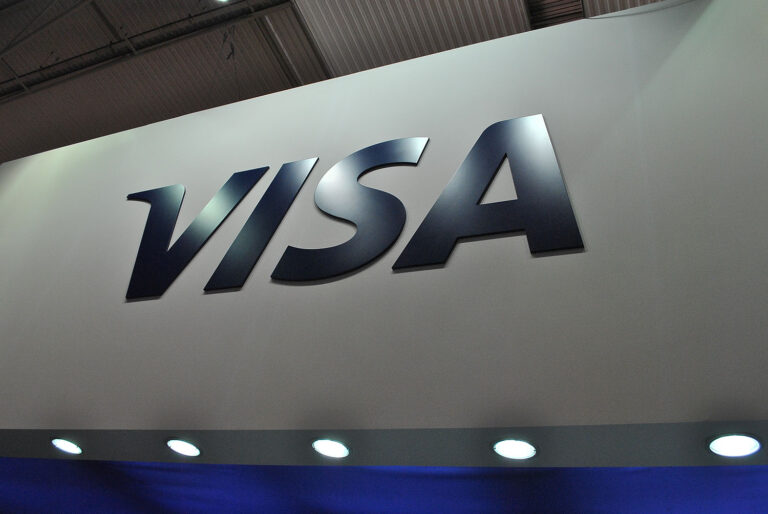 Без оборудования: Visa превратит смартфоны украинских предпринимателей в терминалы