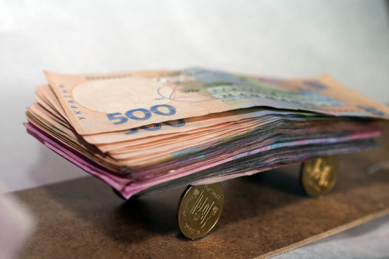 Українці все менше несуть готівку в банки: статистика від НБУ