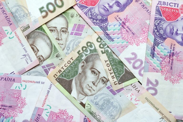 Відкриття міжбанку: долар знову не втримав рівновагу, євро стрімко летить вниз