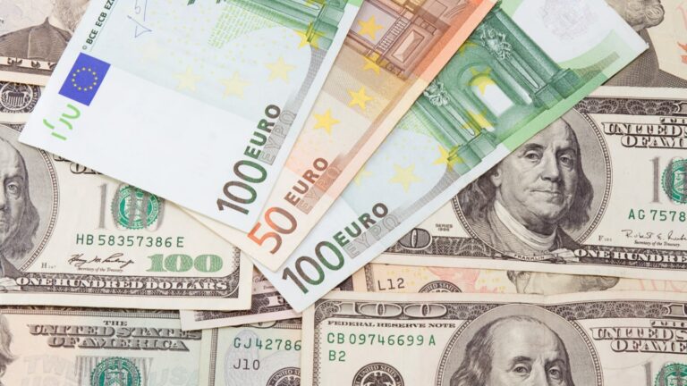 Доллар не прекращает рост на межбанке, евро преодолел отметку «33,60»: свежий курс