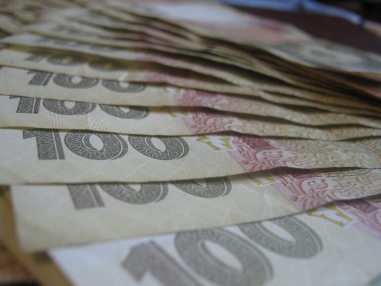 Регулятор скоротив підтримку банків готівкою: названо причину