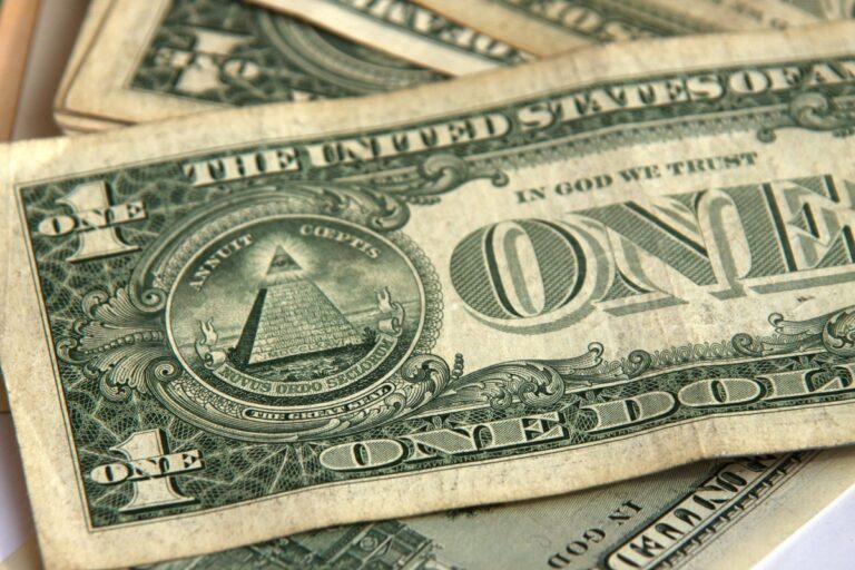 Підсумки року: долар в Україні подорожчав майже на 20%