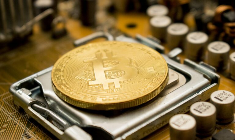 Новий «забіг» Bitcoin: скільки зараз коштує перша криптовалюта