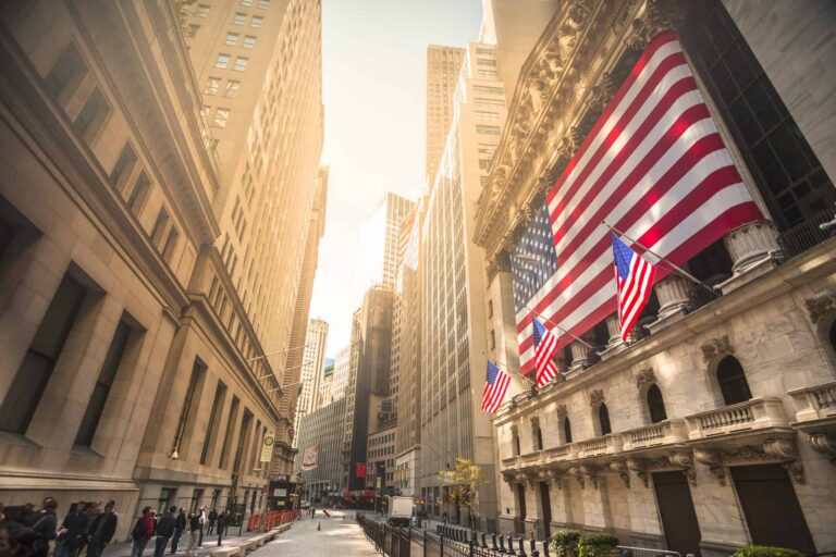 Биржи США закрылись в плюсе: S&P 500 и Nasdaq вновь обновили рекорды