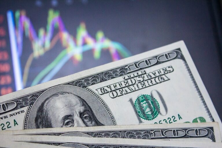 Українці встановили рекорд купівлі валюти: підсумки грудня