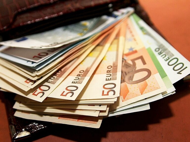 Закриття міжбанку: євро зійшов з дистанції та зірвався вниз