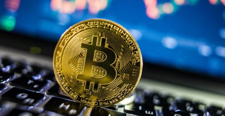 Bitcoin подешевел на $10 000: сколько во вторник дают за монету