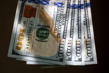 Закрытие межбанка: доллар устремился к отметке «28»